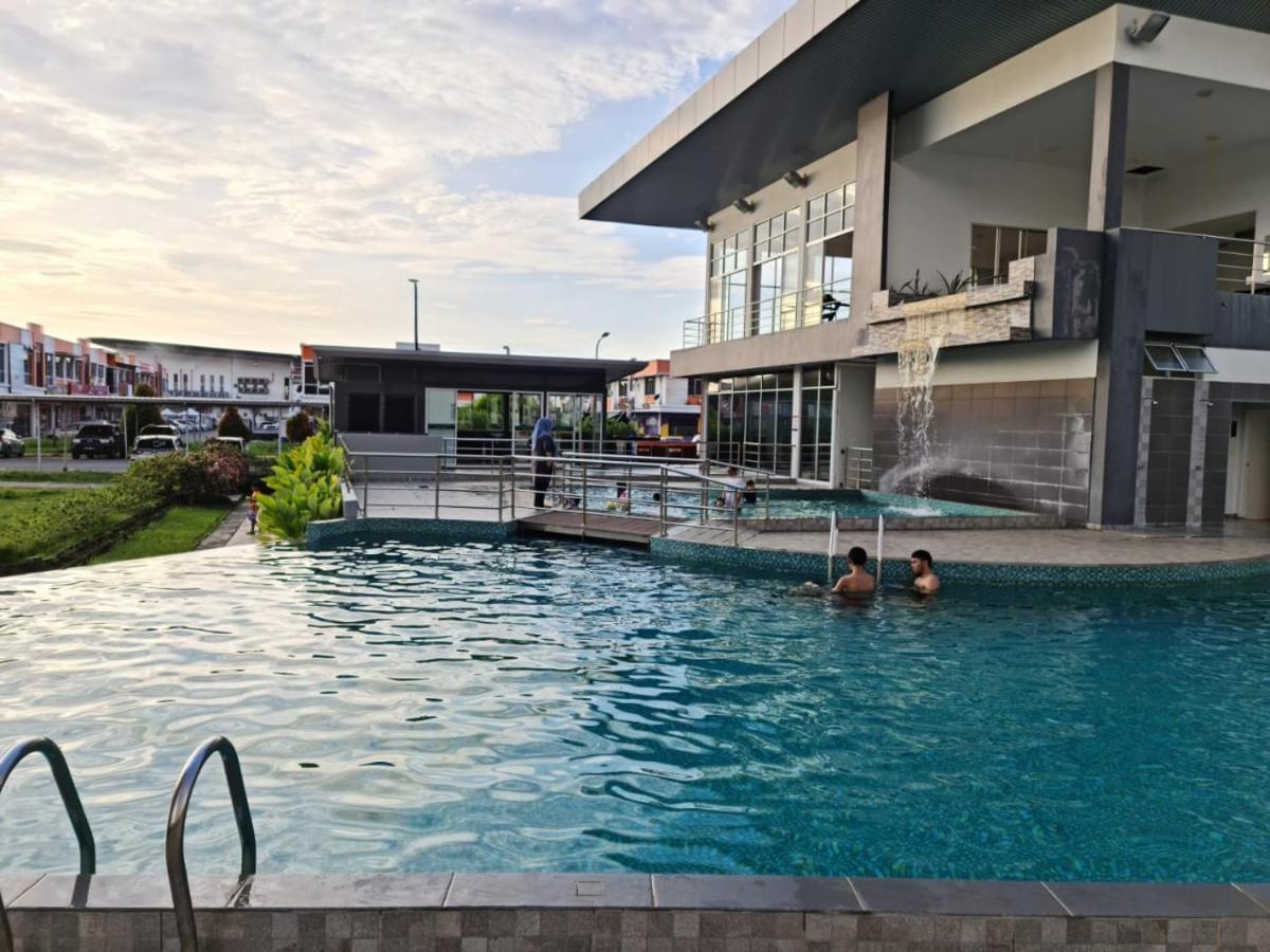 Rhr Deluxe Guesthouse Kinarut Papar Sabah - Pool View Экстерьер фото